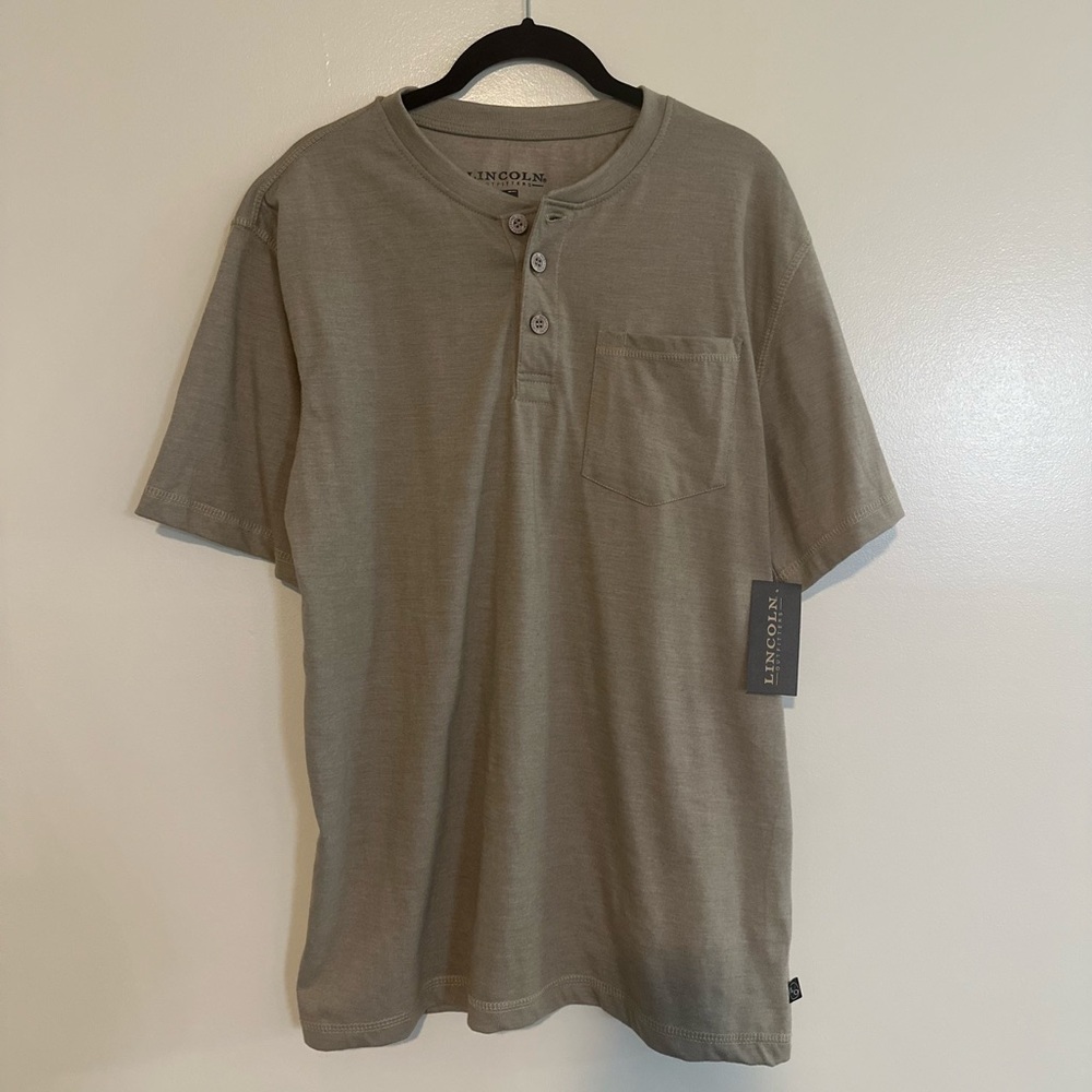 NWT Men’s Henley Three Button Pocket T-Shirt Size Medium